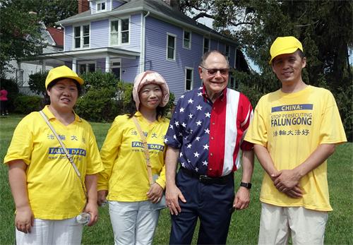 15：蒙哥馬利郡議會副議長，前蓋瑟斯堡市長希尼卡茲（Sidney Katz）與法輪功學員合影。