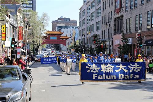 '圖1：9月21日，蒙特利爾及周邊城市的部份法輪功學員舉行集會遊行活動，聲援中國民眾三退壯舉，並向民眾介紹法輪功真相。'