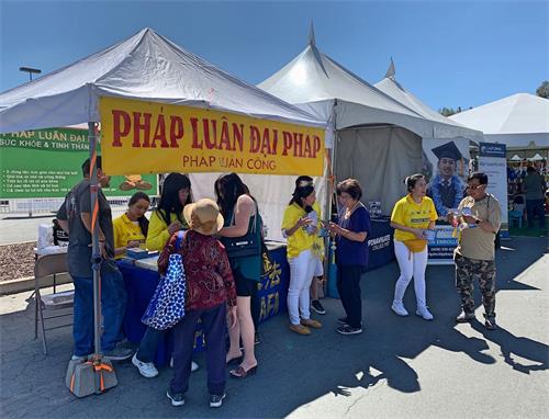 '圖：二零一九年九月二十日至二十二日，舊金山灣區的越南裔法輪功學員在聖荷西越南裔社區慶中秋活動中設立展位，傳播法輪功的真相。'