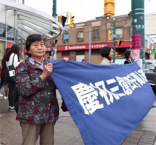 '圖7：每天到多倫多各景點講真相勸三退的法輪功學員趙玉平。'