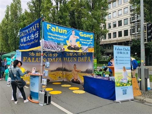 '圖1：城市節尚未開始，一位大陸女士跟法輪功學員交談了很久。'