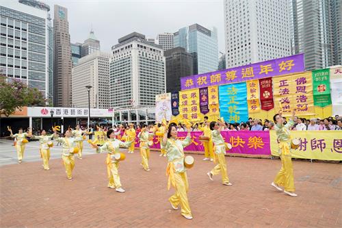 '圖2～3：二零二零年一月二十五日，中國新年大年初一，香港法輪功學員向李洪志大師拜年。法輪功學員以打腰鼓方式向師父拜年。'