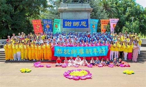 '圖1：二零二零年一月二十六日，參加了澳洲國慶日遊行的法輪功學員們集體合影，向慈悲偉大的師尊李洪志大師恭祝新年快樂。'