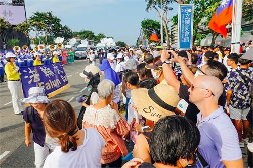 '圖7：台灣民眾紛紛為法輪功學員的天國樂團拍照留影'