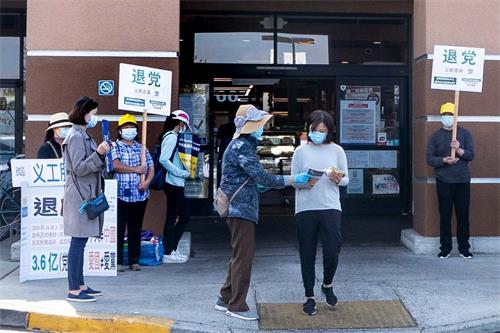 '圖4～5：法輪功學員在華人超市前講真相'