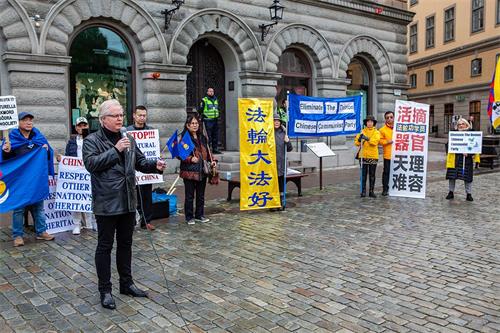 '圖2：國會議員漢斯﹒羅森貝耶（Hans Rothenberg）先生在集會上發言。'