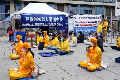 '圖1：法輪功學員聲援三億六千萬中國人三退。'