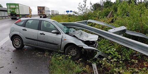 '被嚴重撞損的汽車'