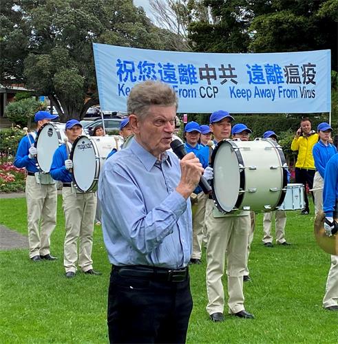 '圖4：奧克蘭公民自由委員會主席巴裏﹒威爾森在演講中。'