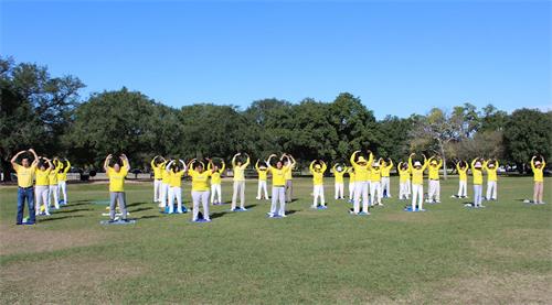 '圖3：法輪功學員在荷門公園煉功'