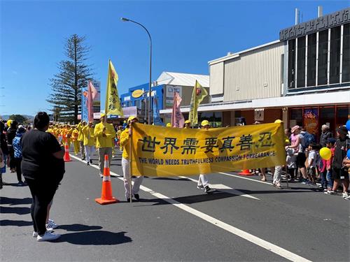 '圖8～9：法輪功團體在遊行中'