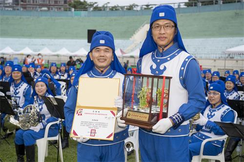 圖1～2：二零二零年十一月二十八日，由台灣衛福部、高雄市政府指導，在高雄市中正體育館舉辦兩年一次的「全國志工大會師」，法輪大法天國樂團獲頒最特別的貢獻獎及感謝狀。