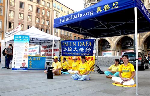 '圖2：二零二零年九月十日，慕尼黑法輪功學員在市中心瑪琳廣場（Marien Platz）舉辦活動。'