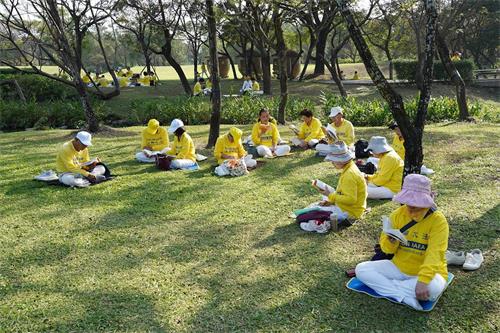 '圖4：屏東法輪功學員在六堆客家文化園區分組學法。'