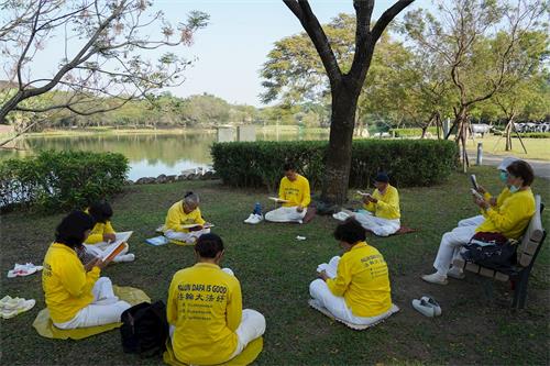 '圖6：屏東法輪功學員在六堆客家文化園區分組學法。'