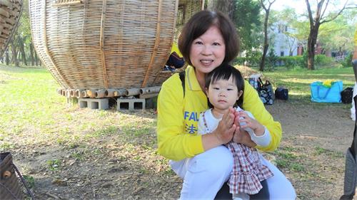 '圖7：子真帶著小孫女一起雙手合十，「恭祝師尊新年快樂！」'