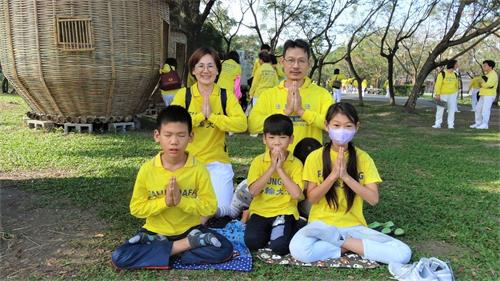 '圖8：儷芬與先生柏萱，帶著四個孩子到場向師父拜年。'