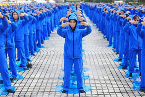 '圖1～6：二零二零年十二月五日，約五千四百名來自台灣各地的法輪功學員，齊聚在中正紀念堂的自由廣場，排出「法輪大法好 真善忍好」九字真言，並進行集體大煉功。'