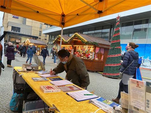 '圖6：二零二零年十二月五日來自香港的郭先生為支持法輪功學員反迫害簽字。他直言中共是恐怖組織，應該早日滅亡。'