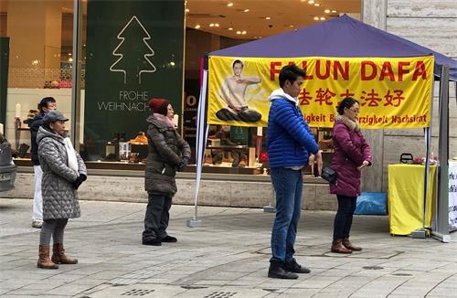 '圖1：德國斯圖加特（Stuttgart）法輪功學員在市中心傳播真相，圖為集體煉功'