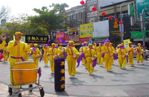 '圖3：法輪功學員表演腰鼓舞'