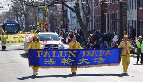 '圖1：二月十七日，美國弗吉尼亞州亞利山德里亞市舉行盛大遊行，慶祝美國開國總統喬治華盛頓誕辰二百八十八週年，華府法輪功學員再次應邀參加遊行。'