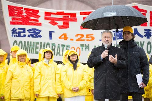 '圖1：加拿大前參議員迪尼諾（Con Di Nino）二零一九年冒雨參加法輪功學員四﹒二五紀念活動。'