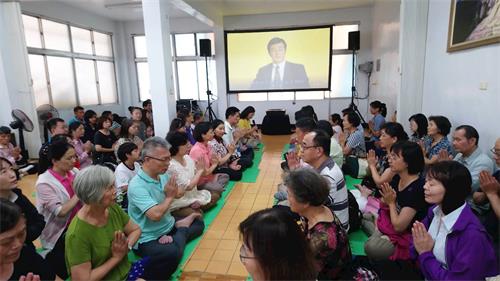 '圖1～4：高雄法輪功學員二零二零年五月九日、十日於瑞豐夜市真相景點、大崗山自然生態園區、中央公園、台灣房屋四樓等處，慶祝「世界法輪大法日」，恭祝師父生日快樂。'