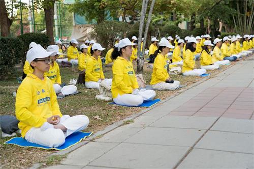 '圖5～7：不受疫情影響，高雄法輪功學員於二零二零五月九日、十日分別在大崗山自然生態園區、瑞豐夜市真相景點、中央公園等處煉功弘法，展現大法的美好祥和，慶祝「世界法輪大法日」。'