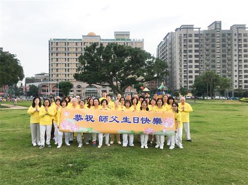 '圖1～2：部份內壢學員在興仁親子公園恭祝師父生日快樂。'