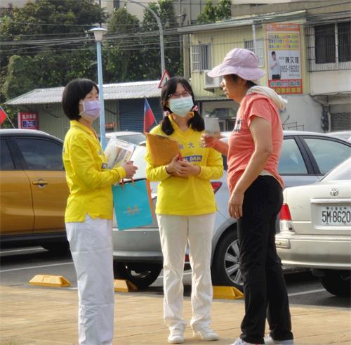 '圖3～6：學員向民眾傳遞真相資料與徵簽。'