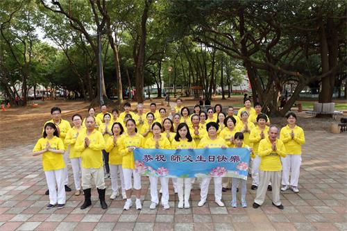 '圖7：大湳煉功點學員集體晨煉，並恭祝師父生日快樂！'