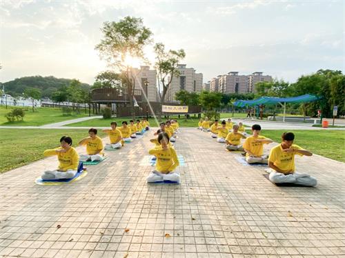 '圖16～17：桃農、虎頭山、中興公園、龜山四合一煉功點，集體晨煉，並恭祝師父生日快樂！'