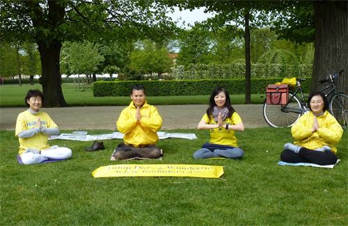 '圖6：同日清晨，部份法輪功學員來到位於市區的國王公園，靜靜地煉著五套法輪功功法，並在煉功結束後，雙手合十，表達對師尊的感恩。'