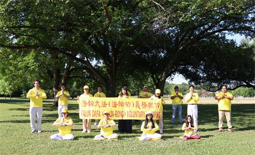 法輪功學員在阿靈頓市J.W.Dunlop運動中心公園集體恭祝師尊生日快樂！