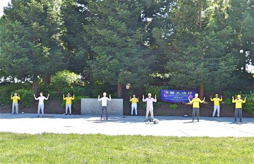 圖1：二零二零年五月十日，舊金山灣區中半島地區的部份法輪功學員在戶外煉功，慶祝法輪大法弘傳世界二十八週年暨法輪功創始人李洪志師父六十九歲華誕。