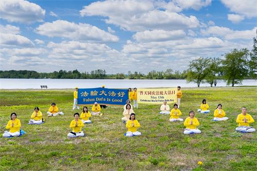 '圖：密蘇裏州部份法輪功學員合影，慶祝第二十一屆世界法輪大法日，恭賀師尊華誕，感恩大法。'