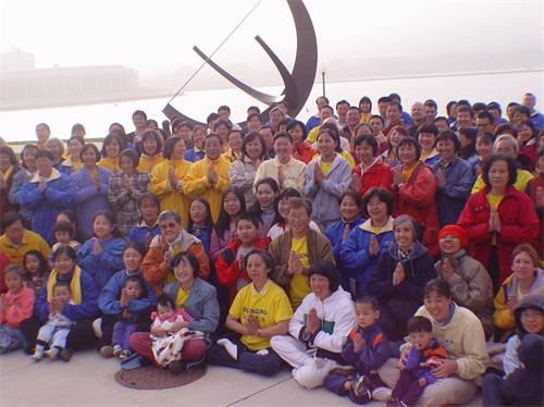 '圖1：二零零三年五月，部份美國中部地區學員芝加哥合影，慶祝世界法輪大法日'