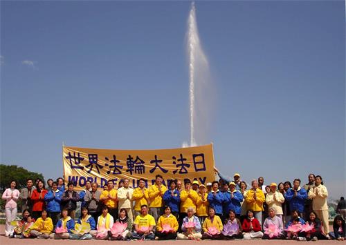 '圖2：二零零五年五月，部份美國中部地區學員芝加哥合影，慶祝世界法輪大法日'