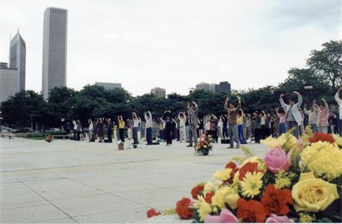 '圖7：二零零零年芝加哥法會集體煉功場景'