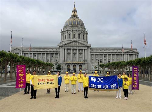 '圖1：二零二零年五月十三日，舊金山市政廣場煉功點的部份學員恭祝李洪志師尊生日快樂！'