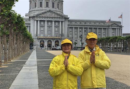 '圖3：長期在舊金山市政府廣場講真相的婁先生夫婦恭祝李洪志師父「生日快樂！」'