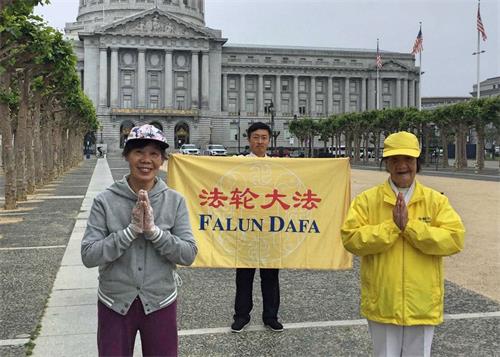 '圖2：今年八十一歲的李玉萍（右）親身見證大法祛病健身的奇效，她感謝師尊給予了她第二次生命。她說：衷心祝師父生日快樂！」'