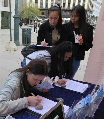 '圖3：五月十三日，麗薩（Lisa），蜜蓋爾（Mikkel），娜塔莉（Natalie），塞爾瑪（Selma） 在國會前為能幫助反迫害感到高興 （從左至右）'