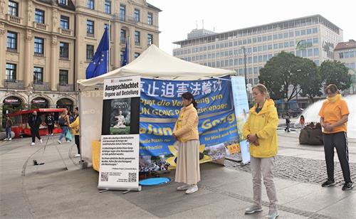 '圖2～3：法輪功學員在慕尼黑卡爾斯廣場（Karlsplatz）弘法。'