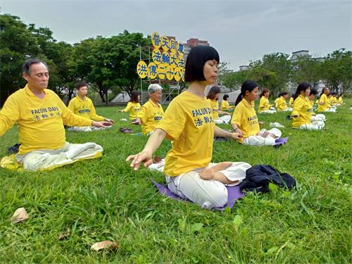 '圖5：新竹法輪功學員蔡欣樺（右）表示：「開始向內找後，一切都跟著變好。」'