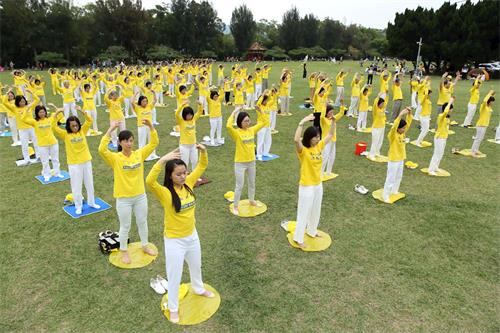 '圖3：二零二零年五月二日，台灣南桃學員在龍潭石管局大草坪煉功洪法。'