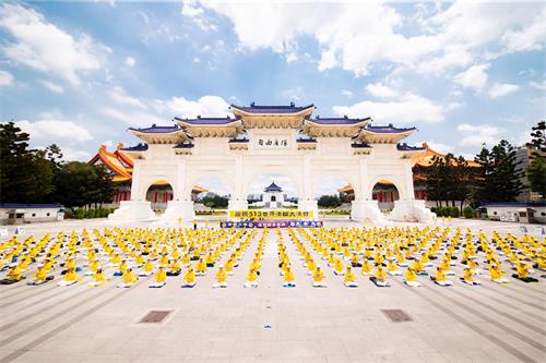 '圖6：法輪功學員齊聲高頌「恭祝師父生日快樂，法輪大法好、真善忍好」。'