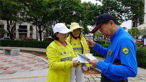 '圖11：徐婉妃和其他法輪功學員一樣把握機會，向有緣的民眾講述中共的邪惡及法輪功被迫害的真相、傳遞大法美好。'