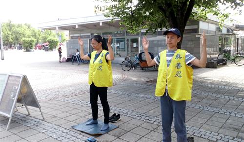 圖1：法輪功學員在波爾沃市隆迪商場外面煉功